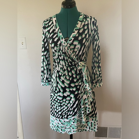 BCBGMaxAzria Green White Black Wrap Abstract Ruffle Dress - Picture 4 of 13